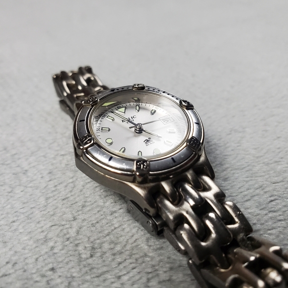 Relic Wet Watch Ladies Silver Tone Bezel Quartz Water Resistant 26mm Metal - Picture 4 of 10